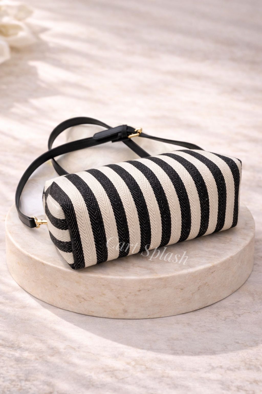 Women's Trendy and Fashionable Striped Exquisite Crossbody Bag, with Contrasting Colors and Adjustable Shoulder Straps, Simple and Versatile, Elegant and Fashionable.