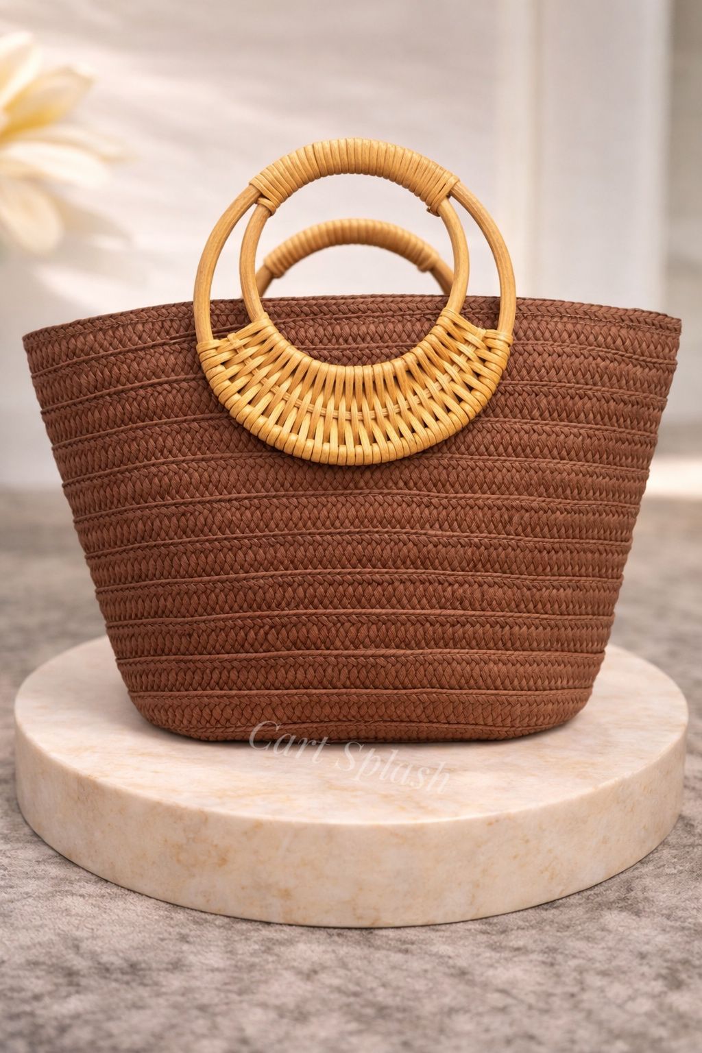 A Stylish and Casual Summer Vacation-style Large- capacity Solid-color Woven Paper Product with a Round Wooden Handle.