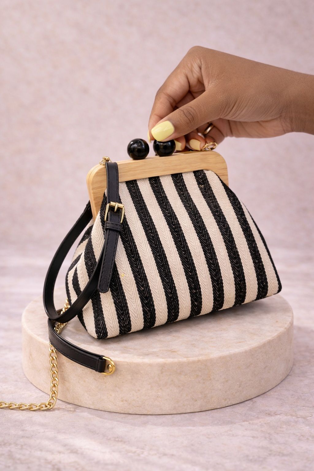 Women's Trendy and Fashionable Striped Exquisite Crossbody Bag, with Contrasting Colors and Adjustable Shoulder Straps, Simple and Versatile, Elegant and Fashionable.